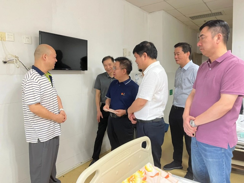 雨中慰問紓愁困 黨內(nèi)幫扶暖人心——全鐵軍一行赴中南建設(shè)集團(tuán)開展“七一”走訪慰問活動(dòng)